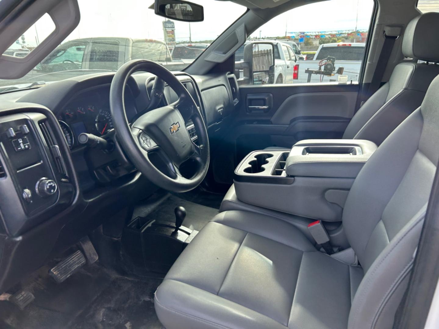 2019 White /Grey Chevrolet Silverado 2500HD Work Truck Double Cab 4WD (2GC2KREG8K1) with an 6.0L V8 OHV 16V engine, 6A transmission, located at 1687 Business 35 S, New Braunfels, TX, 78130, (830) 625-7159, 29.655487, -98.051491 - Photo#5